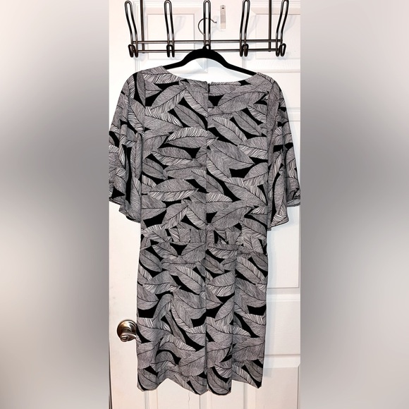 LOFT Monochrome v neck shorts Romper Size 14 - Picture 3 of 3